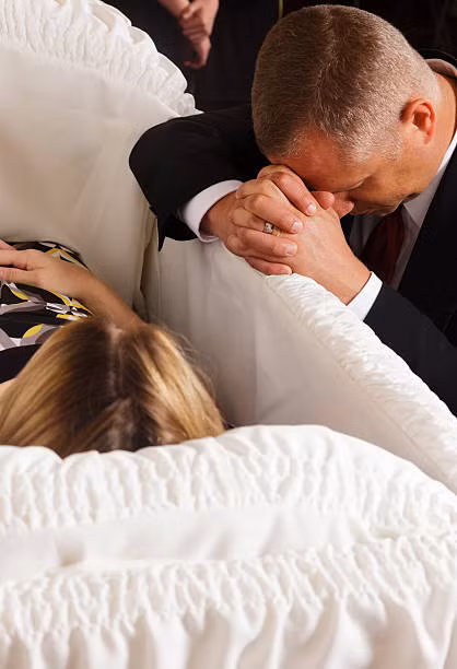 Enzyme tiêu hóa màng tế bào rồi rò rỉ ra ngoài khi các tế bào phân hủy. Sau đó, tất cả các mô và cơ quan khác của người chết sẽ phân hủy theo. Màu da của người quá cố cũng thay đổi.