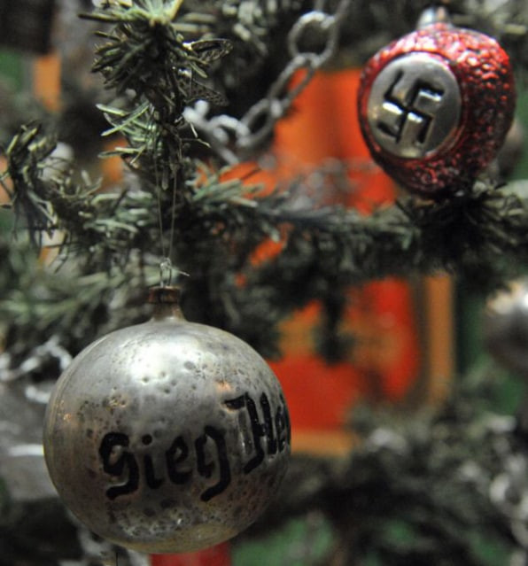 Biểu tượng chữ thập ngoặc của phát xít Đức được trang hoàng trên cây thông và những vị trí bắt mắt trong lễ Giáng sinh thay vì sử dụng các ngôi sao như truyền thống.