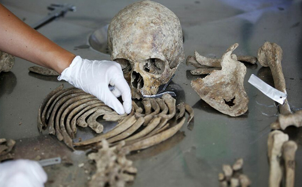 Tuy nhiên, hiện các nhà khảo cổ chưa tìm ra câu trả lời vì sao những bộ hài cốt con người cũng xuất hiện bên trong hang động Umm Jirsan. Theo đó, giới chuyên gia nỗ lực tìm kiếm các manh mối giúp giải mã bí ẩn tại nơi đây.