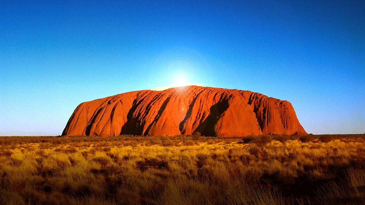 Núi Uluru ở Australia được biết đến là khối núi đá nguyên khối khổng lồ hay còn gọi là Ayers Rock. Ngọn núi này được xem là một địa điểm linh thiêng đối với người Anangu bản địa.
