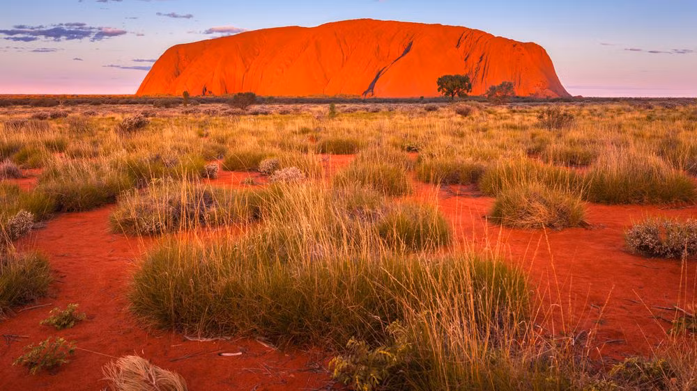 Người Anangu sinh sống ở khu vực này trong hon 30.000 năm. Trong những năm qua, một số du khách khi tới chinh phục và khám phá ngọn núi linh thiêng trót lấy một số thứ như viên đá mang về nhà. Sau đó, họ gặp những chuyện xui xẻo nên quyết định gửi trả chúng về nơi cũ để trở lại cuộc sống bình yên.