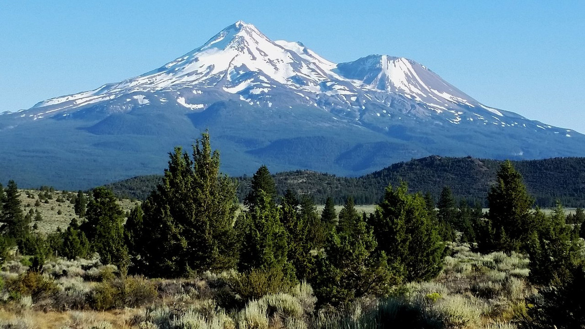 Núi Shasta là một ngọn núi lửa nằm ở cuối phía nam của dãy Cascade Siskiyou County, California, Mỹ. Người dân địa phương tin rằng, ngọn núi là cội nguồn của sức mạnh thần bí sinh ra hòa bình và thịnh vượng.