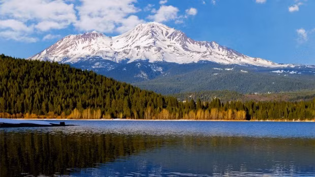 Các sử gia phát hiện nhiều cổ vật ở núi Shasta cho thấy đây từng là nơi sinh sống của một số bộ lạc bản địa Bắc Mỹ trong hơn 9.000 năm.