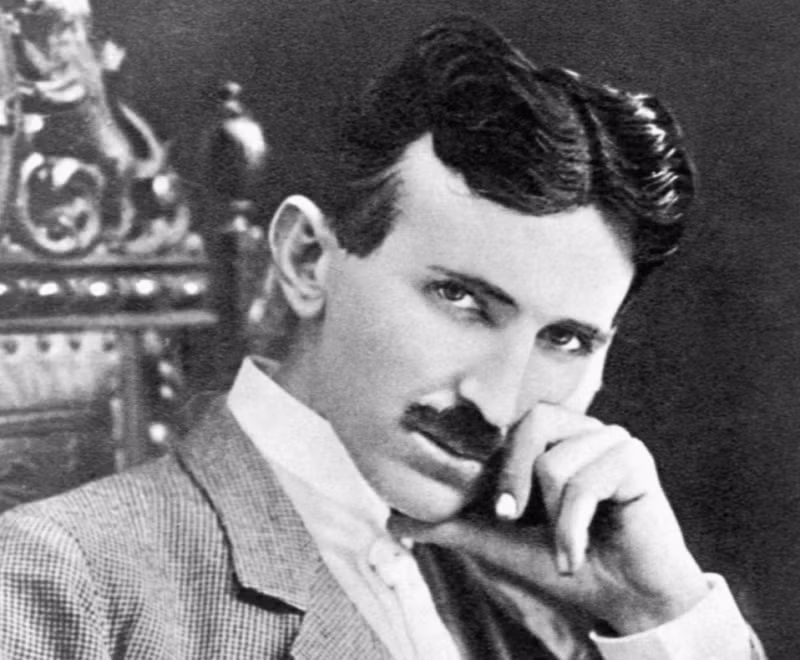 Sinh năm 1856, thiên tài Nikola Tesla là một trong những nhà khoa học nổi tiếng nhất thế giới. Nhà phát minh người Mỹ gốc Serbia này gây chú ý với nhiều sáng chế để đời như đài phát thanh, động cơ, công nghệ điện xoay chiều...