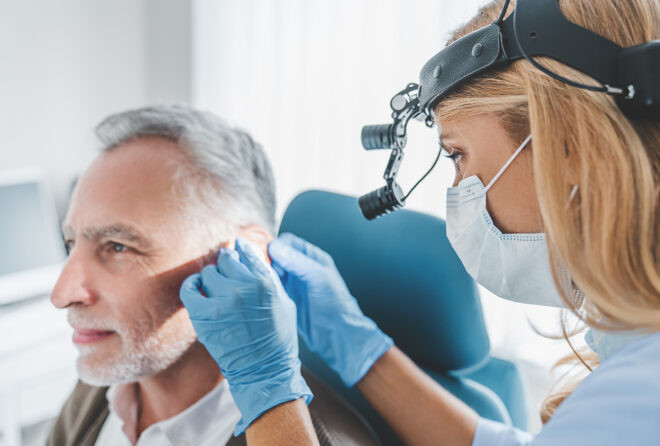 Các nhà nghiên cứu tại Viện Công nghệ Massachusetts (MIT) hợp tác với Viện Tai và mắt Massachusetts của Mỹ đã làm sáng tỏ bí ẩn về chứng “tai COVID”. Trên tạp chí Communications Medicine, các nhà khoa học cho ở Mỹ hay tai của con người có thể bị tổn thương do nhiễm COVID-19.