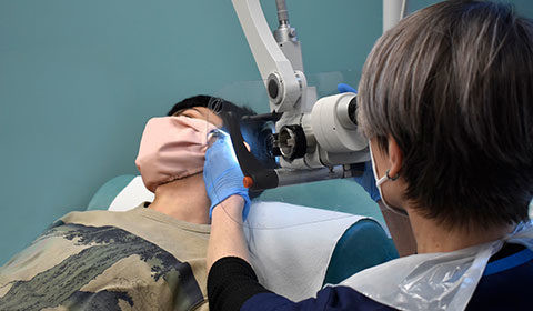 Từ đây, các chuyên gia phát hiện một số bệnh nhân COVID-19 gặp những vấn đề về thăng bằng và cử động đầu. Điều này xảy ra là do các tế bào lông (là tế bào rất quan trọng đối với thính giác và sự thăng bằng) bị virus SARS-CoV-2 "tấn công".