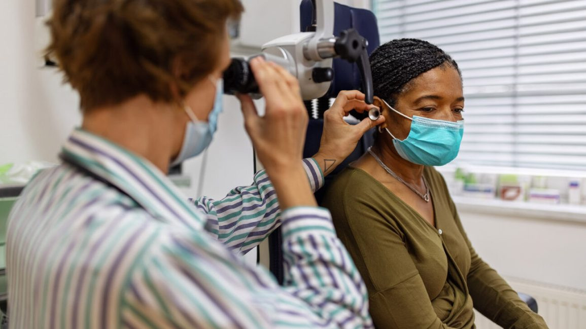 Sau khi mắc COVID-19, một số bệnh nhân cáo cáo về việc họ gặp một số vấn đề như mất thính giác, chóng mặt, ù tai ở 1 hoặc cả 2 tai. Giới chuyên gia gọi đây là chứng "tai COVID-19" để thuận tiện cho việc nghiên cứu.