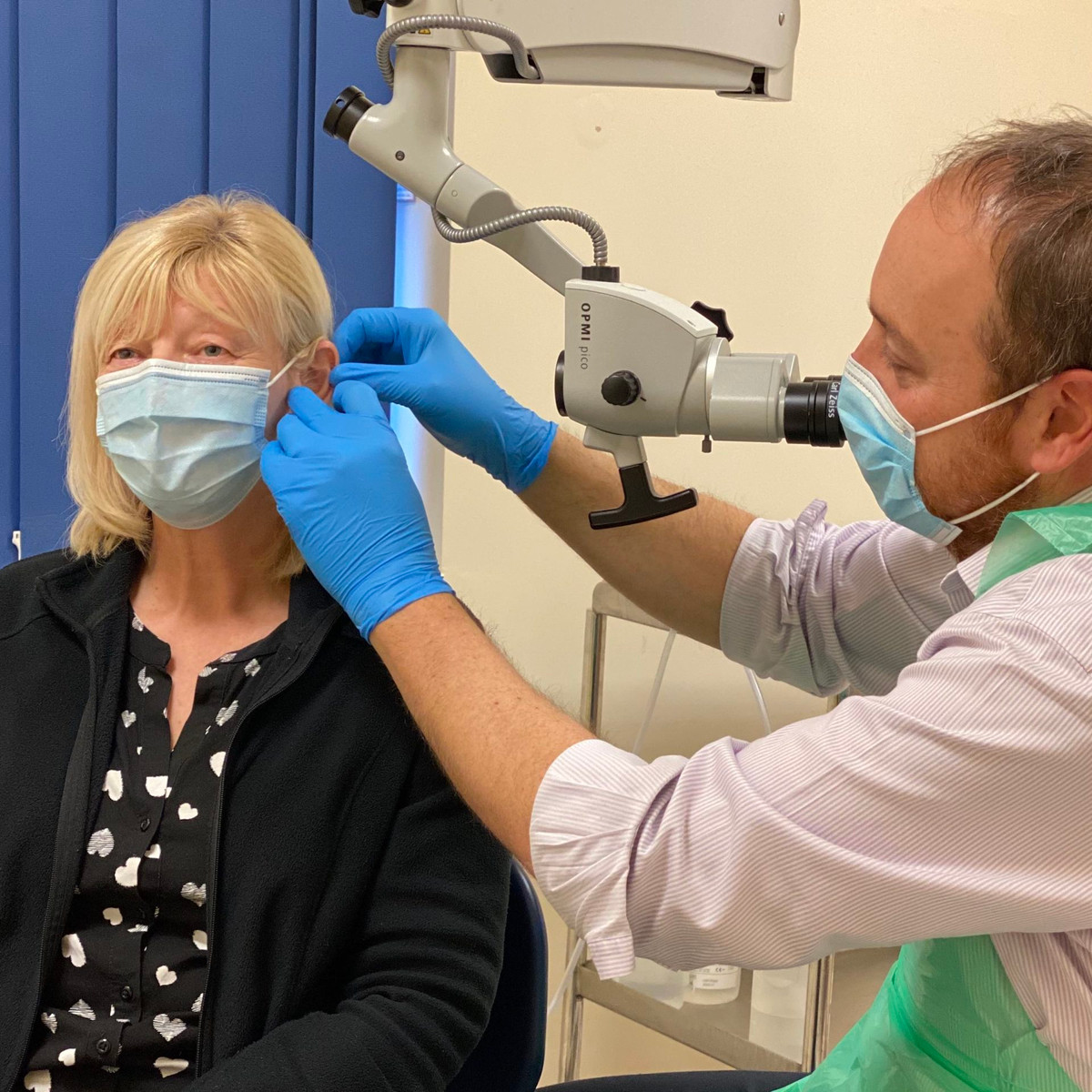 Cụ thể, các chuyên gia tiến hành nghiên cứu để tìm hiểu cách virus SARS-CoV-2 tương tác với các tế bào tai của con người trong như tế bào lông, sợi thần kinh, các tế bào nâng đỡ và chất cách điện thần kinh được gọi là tế bào Schwann.