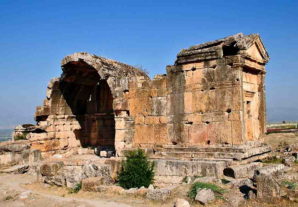 Bí mật này được giới chuyên gia phát hiện khi nghiên cứu cổng Pluto. Họ cho hay bất kỳ sinh vật nào đi qua cánh cổng đó sẽ chết ngay lập tức. Nhóm chuyên gia từng thả một con vẹt để nó bay qua cổng và chứng kiến nó chết ngay tức khắc.