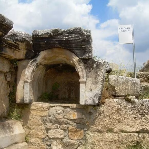 Nằm ở thành phố cổ Hierapolis, Thổ Nhĩ Kì, cổng Pluto từng là nơi thờ thần Pluto (thần chết) của người La Mã. Đây là địa điểm chết chóc đáng sợ khét tiếng thế giới.