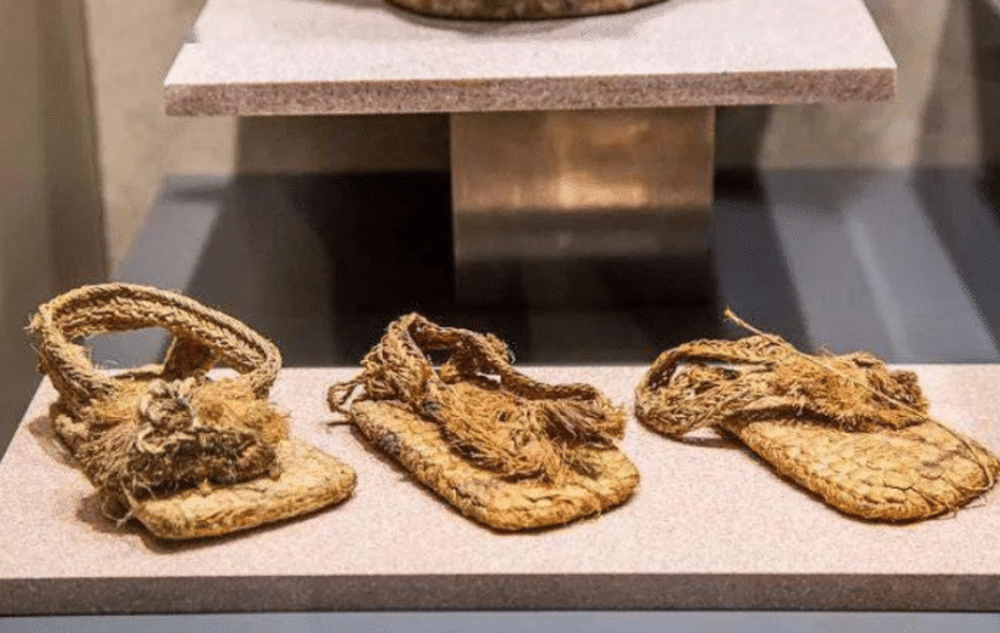 Vào năm 1973, các nhà khảo cổ phát hiện một ngôi cổ mộ ở huyện Giang Lăng, thành phố Kinh Châu, tỉnh Hồ Bắc.