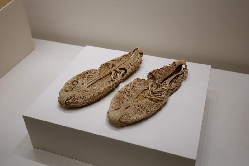 Cụ thể, phần đế của đôi giày cỏ được bện từ cỏ Hương bồ. Người xưa bện giày cỏ vô cùng chắc chắn.