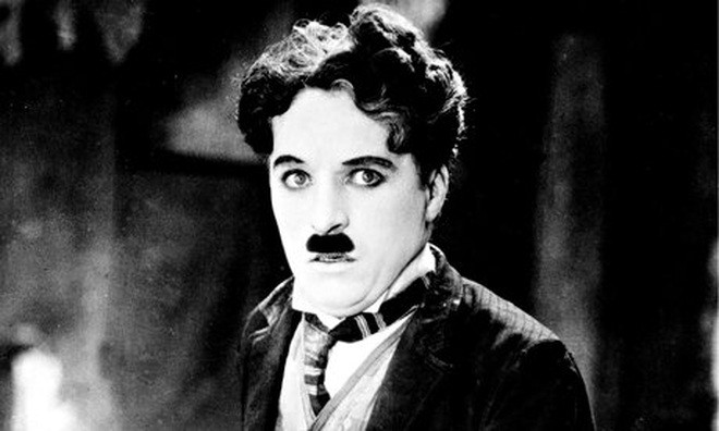 "Vua hề Sác lô" Charlie Chaplin qua đời tháng 12/1977. Ba tháng sau khi được mai táng, ngôi mộ của ông bị nhóm trộm đào bới và đánh cắp quan tài chứa thi hài Charlie.