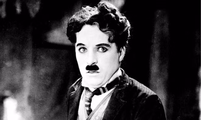 "Vua hề Sác lô" Charlie Chaplin qua đời tháng 12/1977. Ba tháng sau khi được mai táng, ngôi mộ của ông bị nhóm trộm đào bới và đánh cắp quan tài chứa thi hài Charlie.