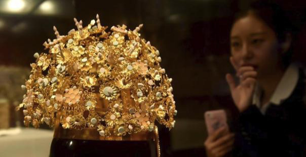 Theo đó, chiếc vương miện trở thành một trong những báu vật giá trị nhất được tìm thấy trong mộ vợ yêu của Tùy Dạng Đế.