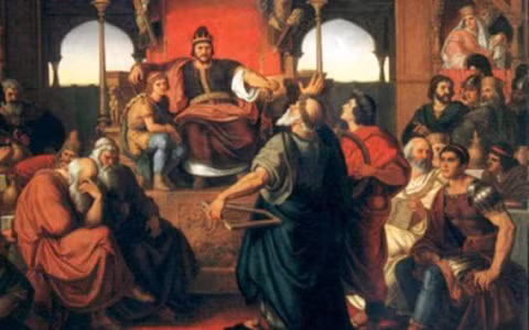 Người Hung Nô có tập tục không dùng phụ nữ trong bộ tộc để tuẫn táng cùng người chết. Thay vào đó, họ sử dụng những tù binh bắt được từ các khu vực láng giềng, bộ tộc lân cận.