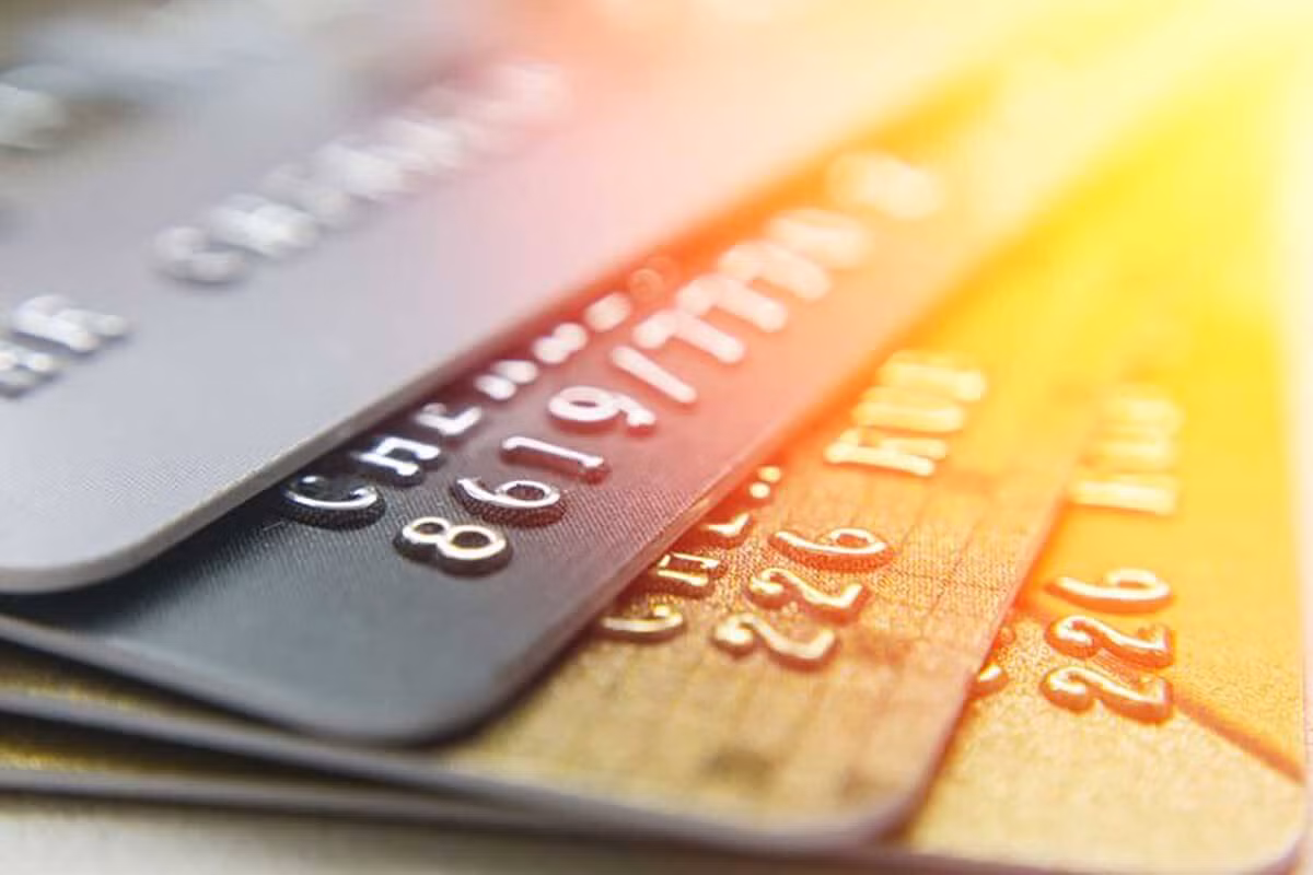 Cách thứ ba là khách có thể đổi thẻ từ sang thẻ chip tại các cây ATM đa năng, cây LiveBank một cách nhanh chóng và thuận tiện.