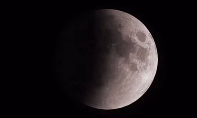 Theo Cơ quan Hàng không Vũ trụ Mỹ (NASA), nguyệt thực một phần dài nhất thế kỷ sẽ kéo dài 3 giờ 28 phút 23 giây vào rạng sáng ngày 19/11. Thời gian diễn ra hiện tượng này dài hơn nhiều so với nguyệt thực toàn phần dài nhất thế kỷ năm 2018 với thời gian 1 tiếng 43 phút.