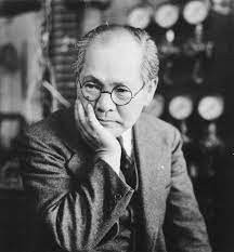 Theo các sử liệu, nhà vật lý Nishina tốt nghiệp Đại học Tokyo năm 1918. Sau khi ra trường, ông làm việc tại Viện Nghiên cứu Lý-Hóa (RIKEN). Trong những năm 1920, Nishina thực tập tại các trung tâm khoa học hàng đầu ở châu Âu. Tại đây, ông có cơ hội gặp gỡ và làm việc cùng nhiều nhà vật lý nổi tiếng, trong đó có Niels Bohr.