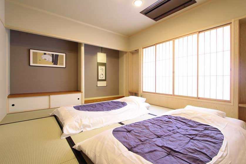 Người Nhật Bản thích ngủ trên sàn nhà vì một lý do thú vị khác là thói quen này sẽ giúp họ thức dậy đúng giờ, không muốn "ngủ nướng". Nhờ duy trì thói quen lành mạnh này, họ sẽ có thể cải thiện sức khỏe và sống thọ hơn.