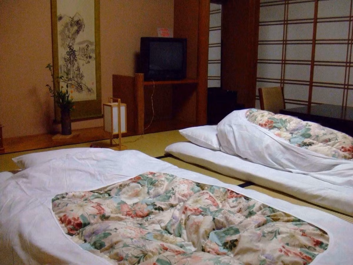 Việc nhiều người dân Nhật Bản ngủ trên sàn nhà thay vì nằm trên giường khiến nhiều người tò mò lý do vì sao họ lại làm như vậy. Theo các nhà nghiên cứu, người dân xứ sở hoa anh đào có thói quen ngủ như vậy không chỉ là nét văn hóa truyền thống có từ hàng ngàn năm trước mà còn vì nó mang đến nhiều lợi ích về sức khỏe.