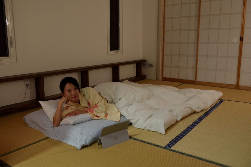 Một lý do khác khiến nhiều người Nhật Bản chọn ngủ dưới sàn nhà là nhằm làm giảm đau lưng. Khi ngủ trên bề mặt phẳng và cứng, nó sẽ giúp bạn giảm bớt cơn đau ở lưng.