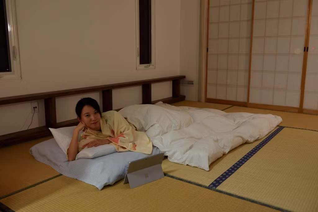 Một lý do khác khiến nhiều người Nhật Bản chọn ngủ dưới sàn nhà là nhằm làm giảm đau lưng. Khi ngủ trên bề mặt phẳng và cứng, nó sẽ giúp bạn giảm bớt cơn đau ở lưng.