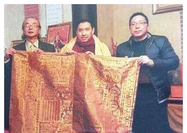 Tôn Điện Anh chỉ gỡ những châu báu gắn trên tấm vải niệm rồi vứt bỏ món đồ này xuống đất mà không hay biết tấm vải đó không hề tầm thường. Cụ thể, một người đàn ông họ Tần mua được tấm vải niệm trên trong một cuộc đấu giá với số tiền 90.000 Nhân dân tệ. Ông mua được giá thấp như vậy vì nhiều nhà sưu tầm đồ cổ không hứng thú và cho rằng đó chỉ là tấm áo cà sa không mấy tên tuổi.