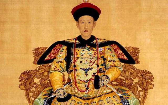 Biết được giá trị của tấm vải niệm bọc thi hài hoàng đế Càn Long, năm 2018, người đàn ông họ Tần đem bán đấu giá và nhận được khoản tiền 65,5 triệu Nhân dân tệ (khoảng 231 tỷ VND). Người mua khi ấy là một phụ nữ giấu tên.