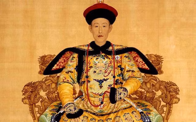 Biết được giá trị của tấm vải niệm bọc thi hài hoàng đế Càn Long, năm 2018, người đàn ông họ Tần đem bán đấu giá và nhận được khoản tiền 65,5 triệu Nhân dân tệ (khoảng 231 tỷ VND). Người mua khi ấy là một phụ nữ giấu tên.