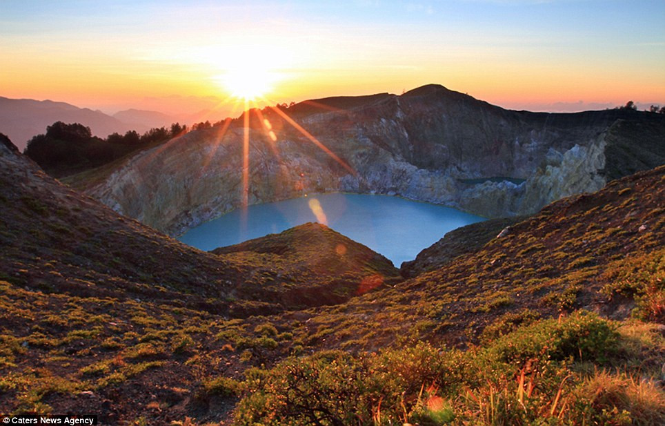 Theo các chuyên gia, 3 hồ nước này có thể đổi màu liên tục từ xanh sang đỏ, nâu, đen... mà không theo quy luật nào.