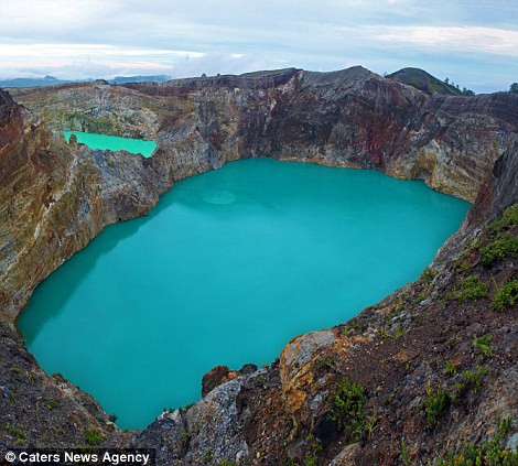 Việc 3 hồ nước trên đỉnh ngọn núi lửa Kelimutu đổi màu liên tục khiến nhiều người tò mò vì sao lại xảy ra hiện tượng kỳ thú đó.