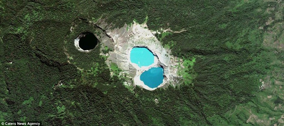 Trên đỉnh ngọn núi lửa Kelimutu thuộc vườn quốc gia đảo Flores, Indonesia, 3 hồ nước đổi màu trở thành địa điểm thu hút sự quan tâm của công chúng.