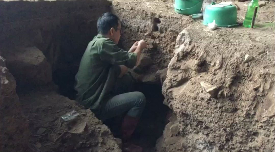 Xung quanh hài cốt có chôn theo một số mảnh tước bằng đá cuội và nanh nhím. Thêm nữa, mộ táng được chôn ngay cạnh vết tích của bếp lửa. Ảnh: baotainguyenmoitruong.