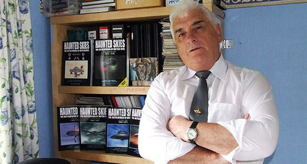 Dự luận hiện xôn xao trước những tài liệu về UFO do cựu cảnh sát Anh John Hanson, 75 tuổi, công khai với công chúng. Ông cho biết có hứng thú với những hiện tượng kỳ lạ trên bầu trời.