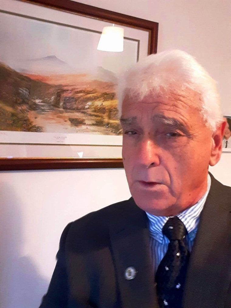 Cựu cảnh sát Anh tiết lộ ông bắt đầu quan tâm đến UFO vào năm 1995 sau khi con trai cả của ông - lúc đó cũng là cảnh sát tại địa phương - nhận được 999 cuộc gọi của người dân báo cáo về sự xuất hiện một vật thể lạ màu xanh bay ngang qua khu vực Công viên Selly ở Birmingham.