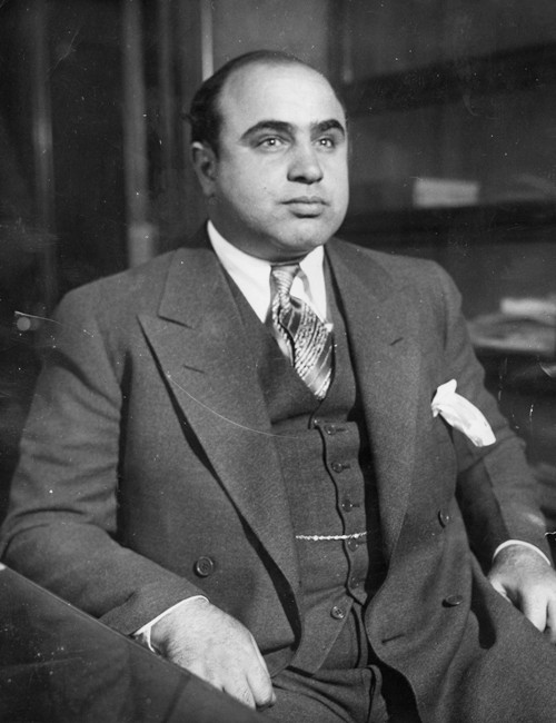 Về sau, Al Capone chạy vặt cho Johnny Torrio - thành viên băng đảng mafia chuyên tổ chức đánh bạc. Sau nhiều năm lăn lộn trong thế giới ngầm, Al Capone trở thành tên tội phạm máu mặt trước khi trở thành ông trùm băng đảng.