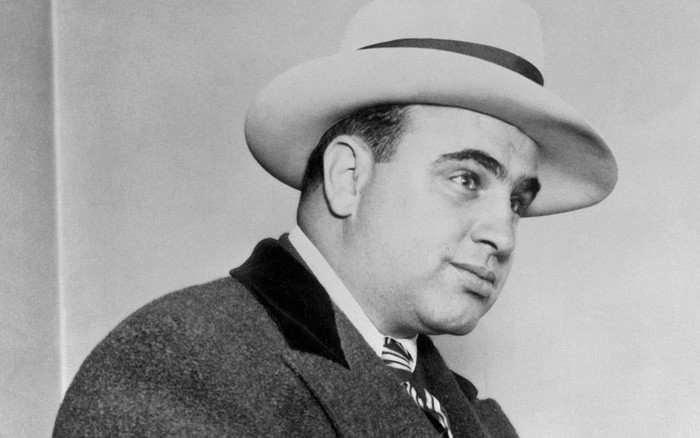 Đến năm 1939, Al Capone được chuyển tới bệnh viện tâm thần để điều trị trong 3 năm vì mắc bệnh về não khiến khả năng nhận thức xuống còn của đứa trẻ 12 tuổi. Cuối cùng, gã chết vì lên cơn đau tim vào tháng 1/1947.