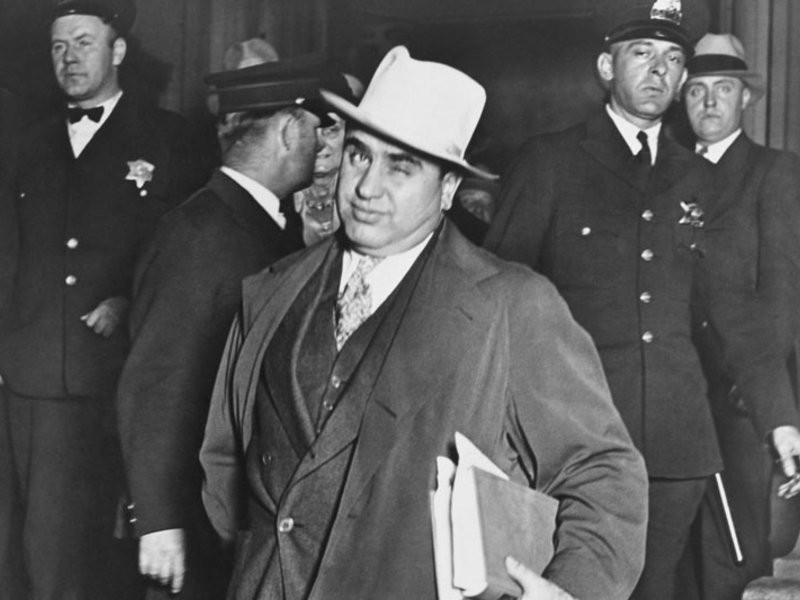 Vào tháng 6/1931, ông trùm Al Capone bị bắt giữ và khởi tố về tội Trốn thuế. Kết thúc phiên tòa, gã tội phạm khét tiếng đối mặt bản án 11 năm tù.