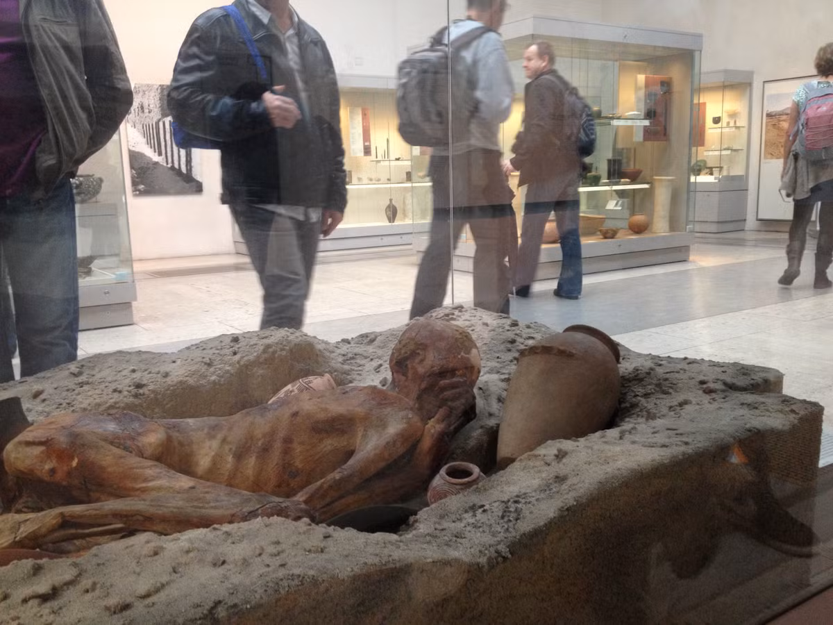 Cụ thể, sau khi qua đời, người này được chôn cất trong ngôi mộ nông cùng với các đồ tùy táng đơn giản được làm bằng đất sét.