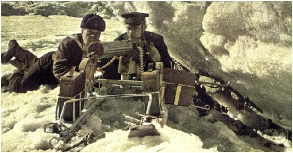 Trong số này, hồ Ladoga trở thành "con đường sống" của thành phố Leningrad. Vào đầu năm 1942, khi mặt băng trên hồ Ladoga rắn chắc, Liên Xô đã tổ chức vận chuyển đạn dược, vũ khí, lương thực, thuốc men cho mặt trận Leningrad.