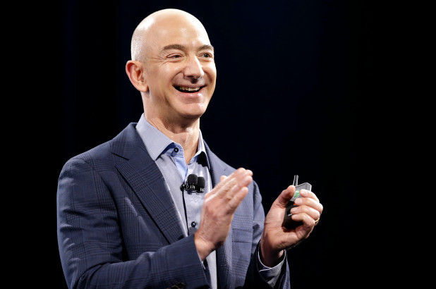 Cụ thể, ông Jeff Bezos dự báo trong tương lai, hàng triệu người sẽ rời khỏi ngôi nhà trên Trái đất và lên vũ trụ sống, làm việc.