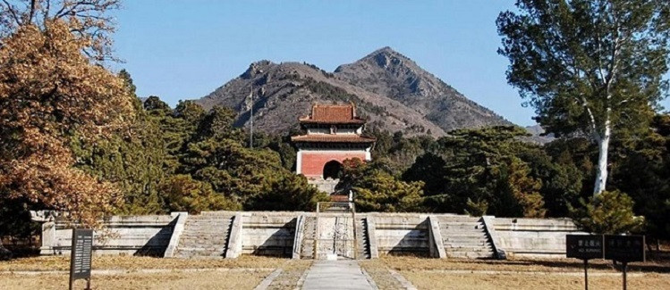 Điện Lăng Ân được xây dựng mô phỏng theo kiến trúc của điện Thái Hòa trong Tử Cấm Thành. Mục đích là nhằm ngụ ý sau khi băng hà và sang thế giới bên kia, hoàng đế vẫn nắm giữ quyền lực tối thượng.