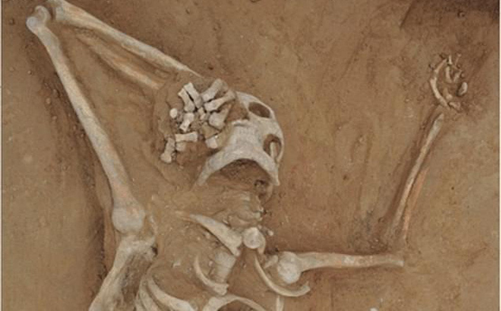 Vào năm 2011, các nhà khảo cổ có phát hiện đáng chú ý tại nghĩa trang Shiyanzi, Trung Quốc. Tại đây, họ tìm thấy một ngôi mộ cổ. Khi tiến vào bên trong, một bộ hài cốt nam giới nằm ở lối vào dẫn tới nơi chôn cất chủ nhân ngôi mộ.