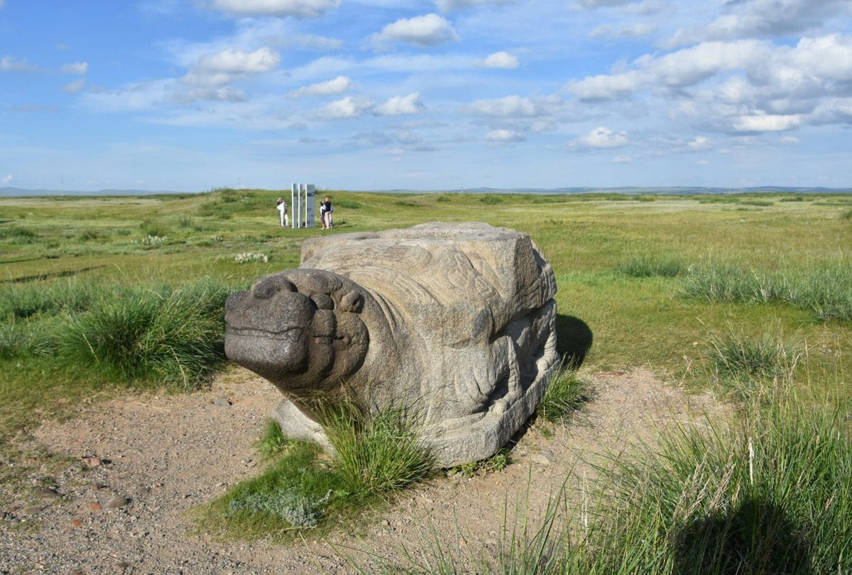 Điều này xuất phát từ việc người Mông Cổ là dân du mục, giỏi cưỡi ngựa, bắn cung và chiến đấu. Theo đó, họ không giỏi trong việc xây dựng các công trình lớn trong kinh đô như cung điện.