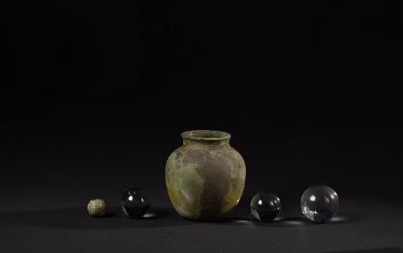 Ban đầu, các chuyên gia nhận thấy giếng cổ lấp đầy đất đá. Vỉ vậy, họ bắt tay vào việc dọn dẹp loại bỏ số đất đá ra khỏi giếng cổ. Sau khi hoàn tất, họ phát hiện giếng cổ có độ sâu lên tới 5m. Căn cứ vào cấu trúc và hình dáng của giếng cổ, các chuyên gia nhận định công trình này có thể được xây dựng vào thời nhà Tống.