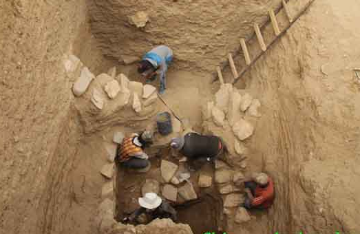 Không những vậy, các chuyên gia còn tìm thấy hơn 10.000 đồng tiền cổ bên trong tàn tích cung điện. Ngoài ra, họ phát hiện một kho tàng thư gồm 4 tầng.