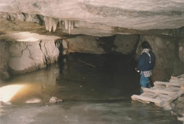 Thêm nữa, kho báu này còn có khoảng 1.000 cổ vật hàng ngàn năm tuổi. Trong số này có nhiều bức tượng vàng 18 carat.