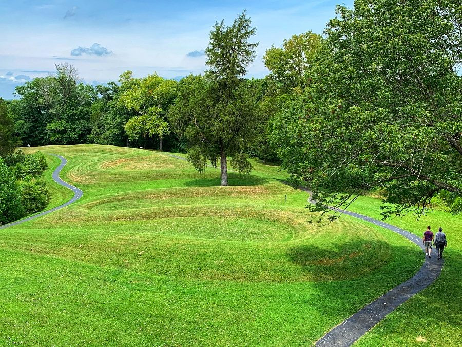 Đến cuối thế kỷ 19, nhà khảo cổ học Frederic Ward Putnam tại Đại học Harvard - một trong những chuyên gia tiến hành cuộc khai quật sớm nhất tại Gò Rắn - cho hay nơi này có thể là "sản phẩm" của người Mỹ bản địa.