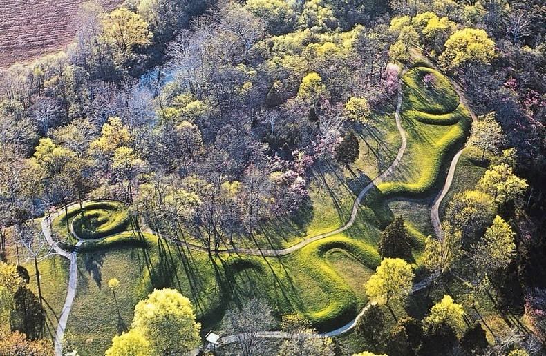  Gò đất nổi hình rắn được nhiều người biết đến có tên Serpent Mound (Gò Rắn). Nằm ở phía Nam Ohio, Mỹ, gò đất có hình thù độc đáo này có chiều dài 1.330m và cao trung bình 1m.